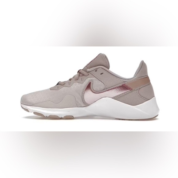 NEW NIKE Legend Essential 2 Sneakers Shoes Womens size 8 Platinum Violet Purple